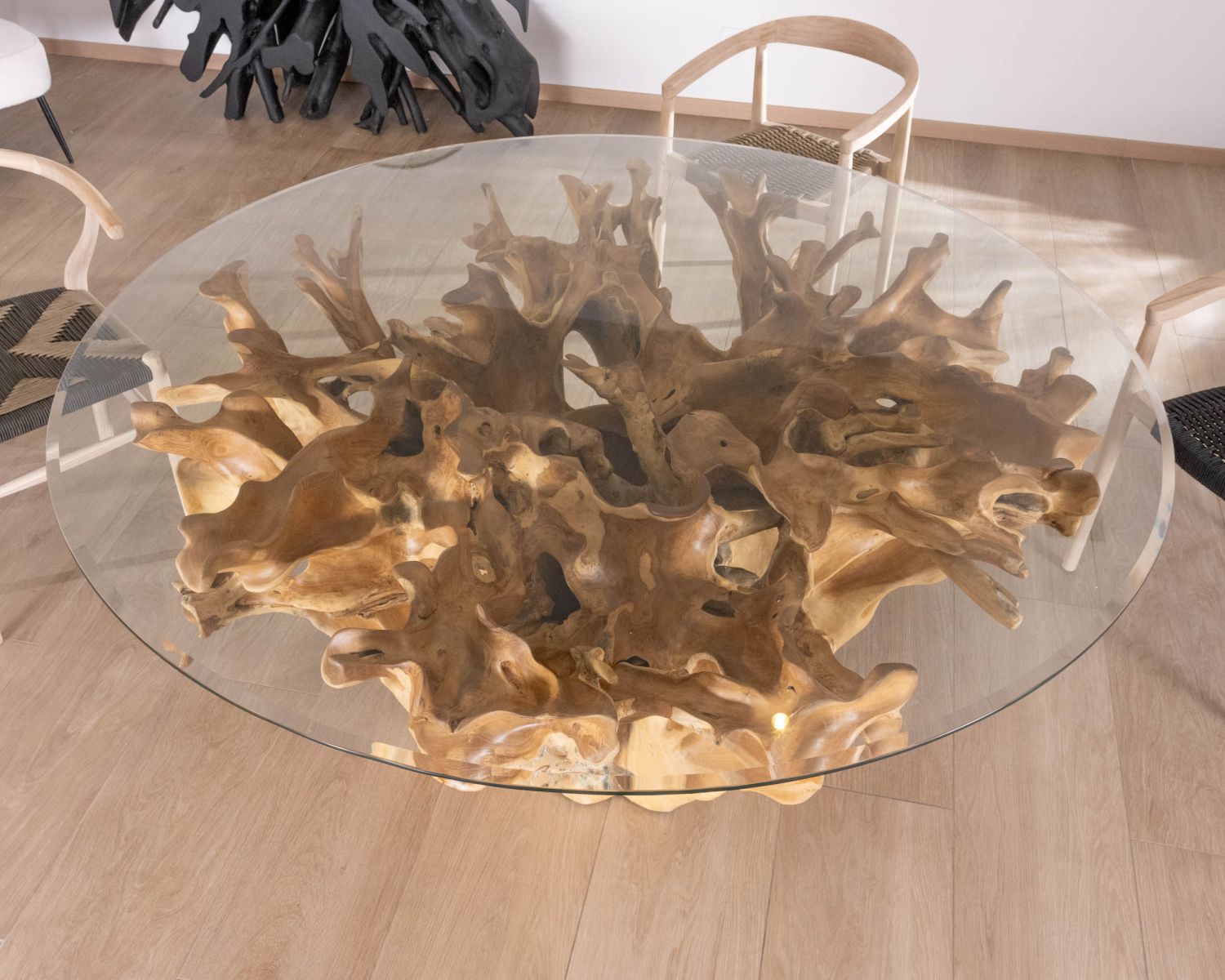 Mesa de comedor redonda de raíz de teca natural con tablero de cristal «Jungle»