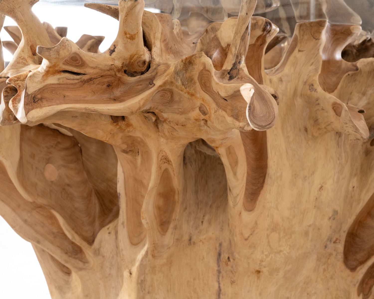 Mesa de comedor redonda de raíz de teca natural con tablero de cristal «Jungle»