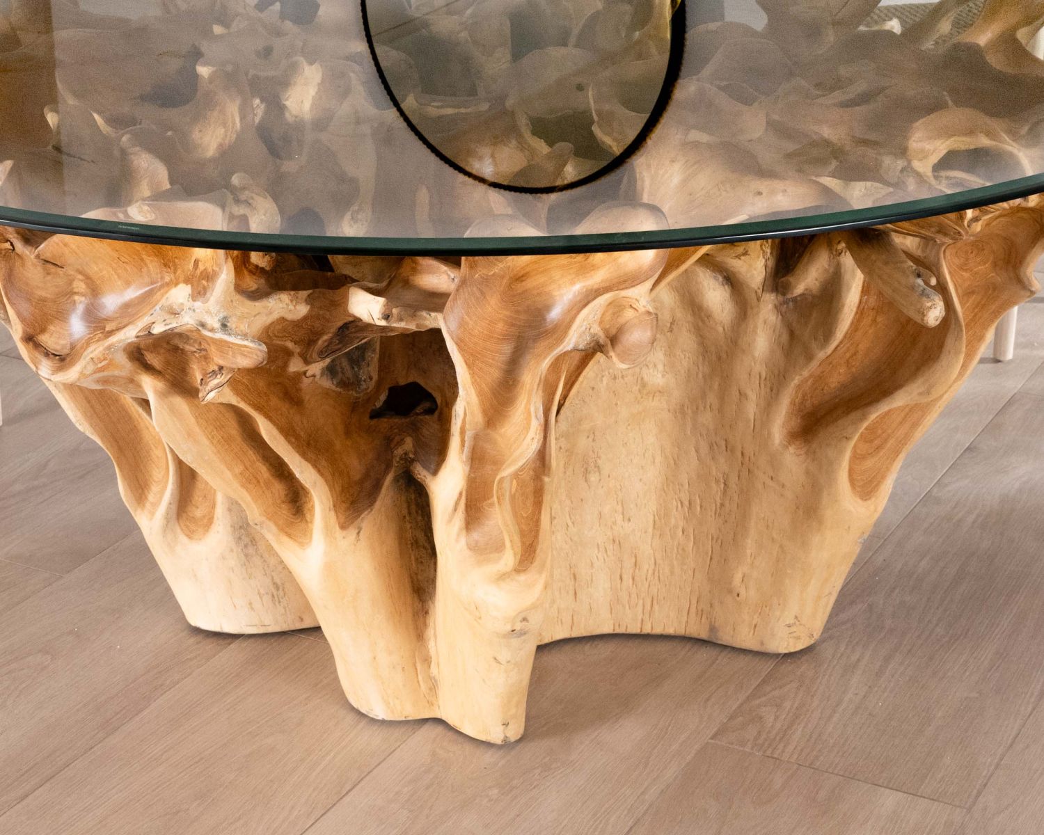 Mesa de comedor redonda de raíz de teca natural con tablero de cristal «Jungle»