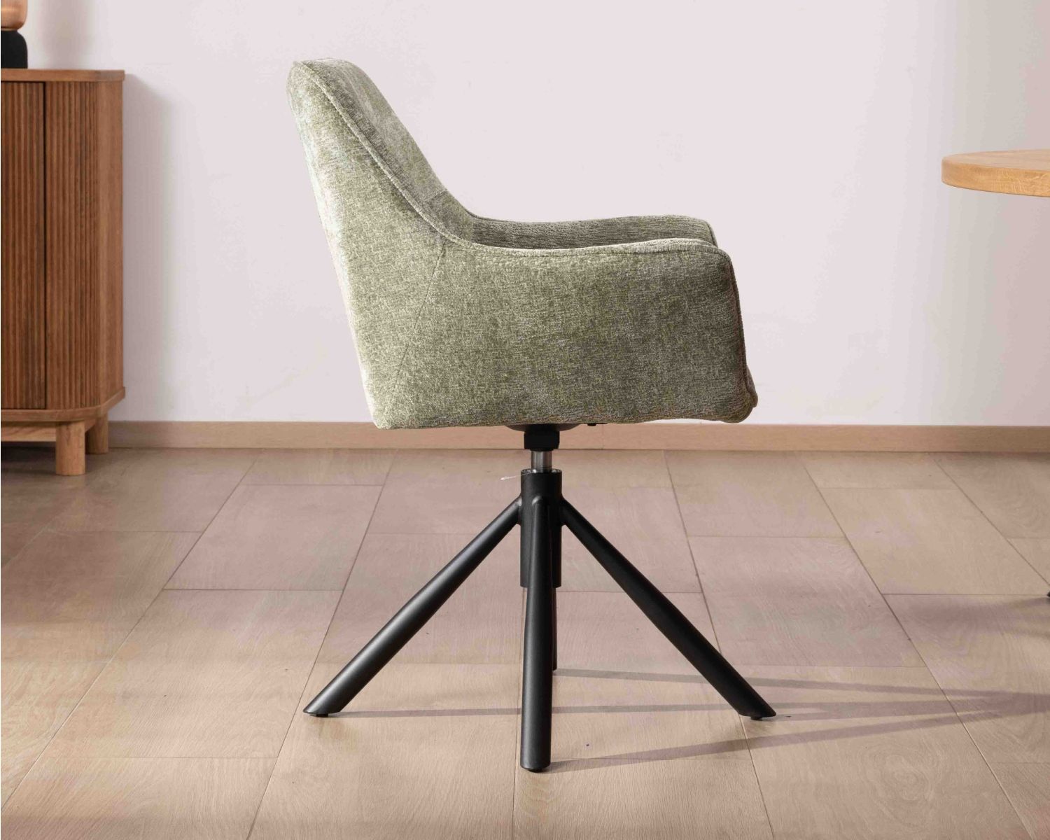 Lote de 2 sillas de tela verde «Ewing» con reposabrazos y base giratoria de metal