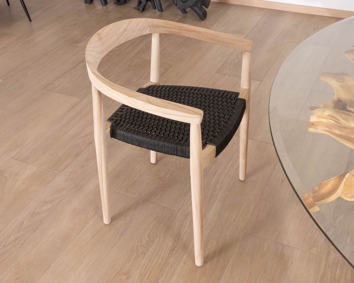 Juego de 4 sillas contemporáneas de teca natural con asiento negro «Tiska»