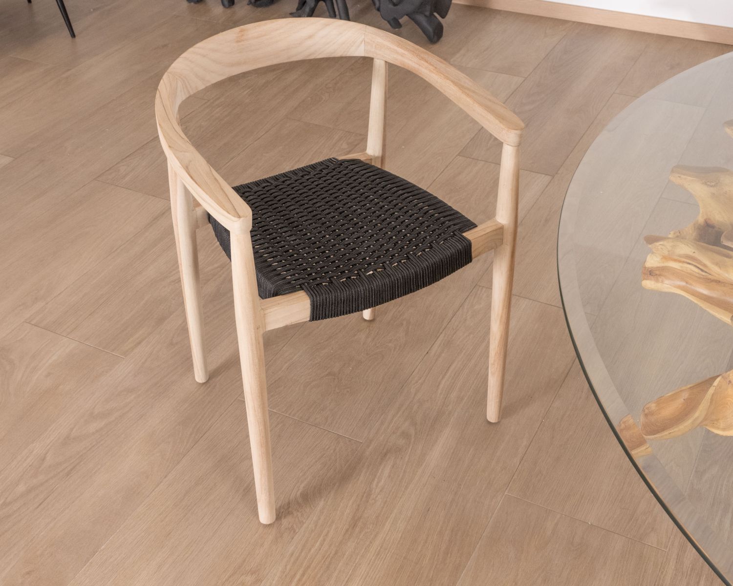 Juego de 4 sillas contemporáneas de teca natural con asiento negro «Tiska»