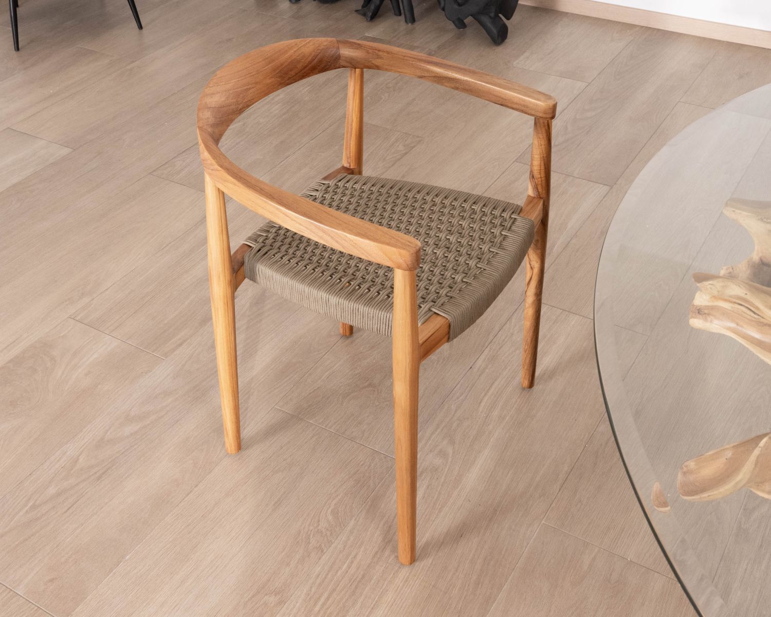 Juego de 4 sillas de madera con asiento trenzado en color topo «Tiska»