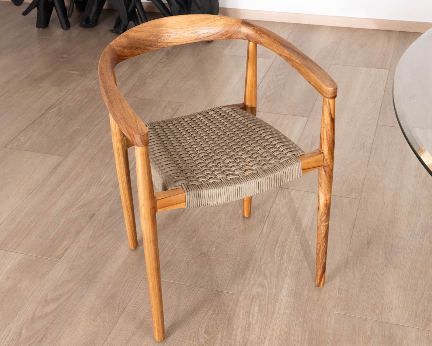 Juego de 4 sillas de madera con asiento trenzado en color topo «Tiska»