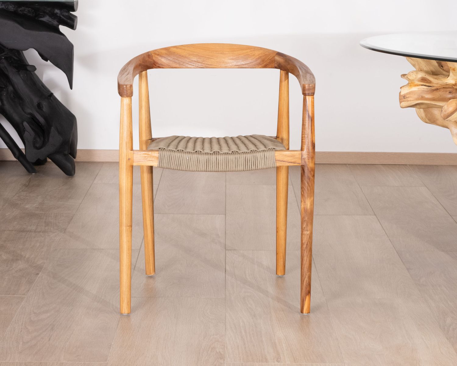 Juego de 4 sillas de madera con asiento trenzado en color topo «Tiska»