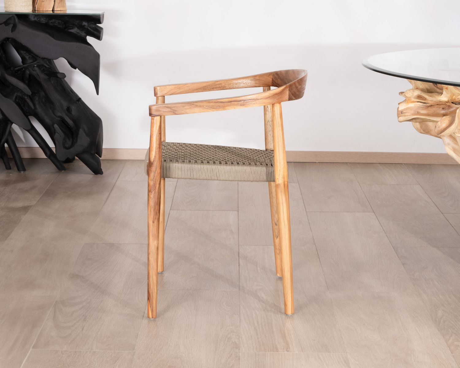 Juego de 4 sillas de madera con asiento trenzado en color topo «Tiska»