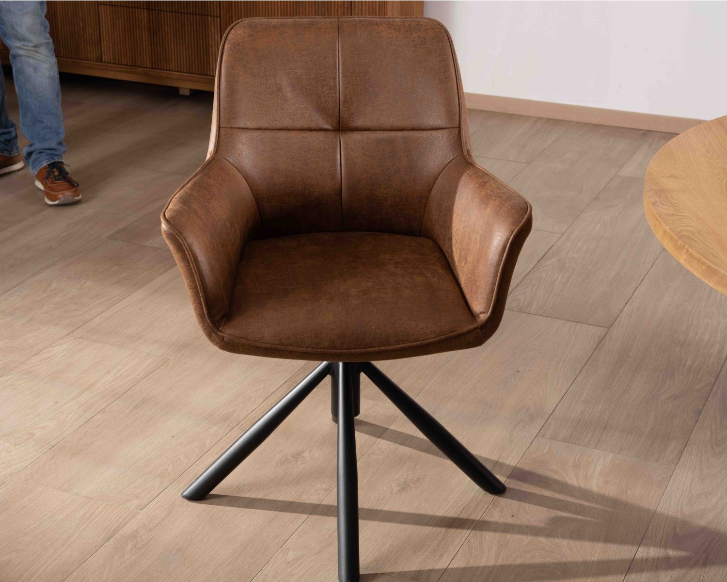 Lote de 2 sillas envolventes con base giratoria «Ritchey», en tejido de microfibra color habano