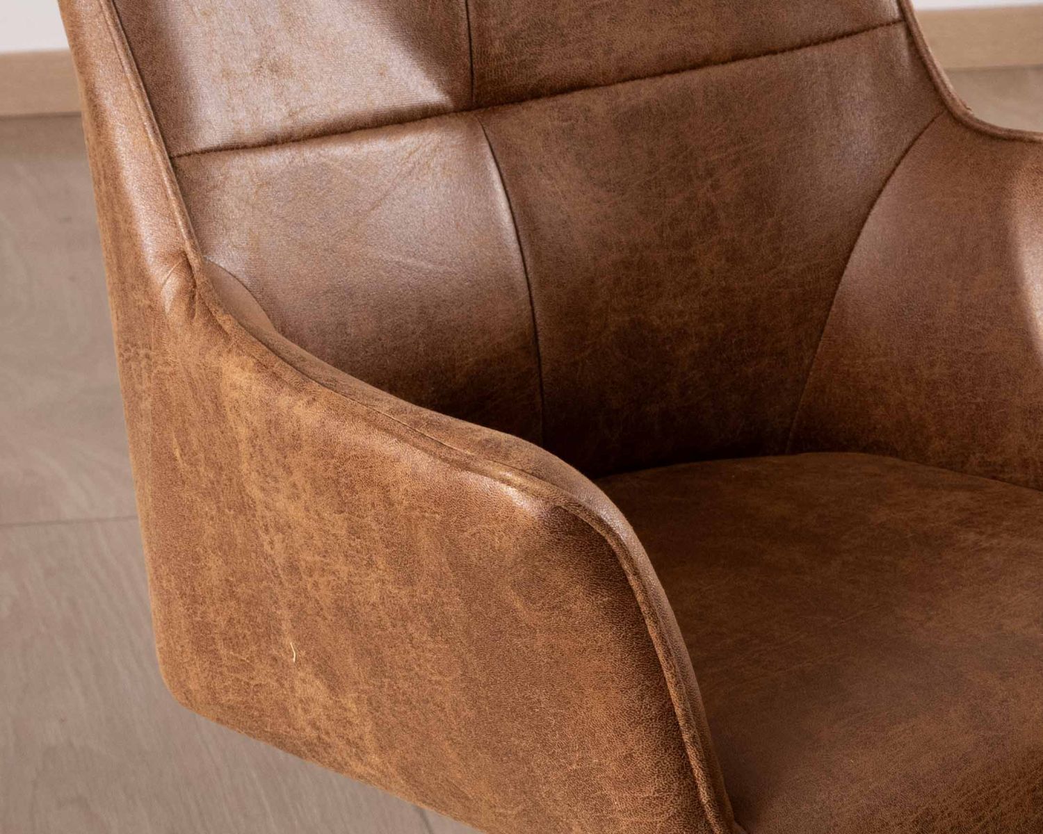 Lote de 2 sillas envolventes con base giratoria «Ritchey», en tejido de microfibra color habano
