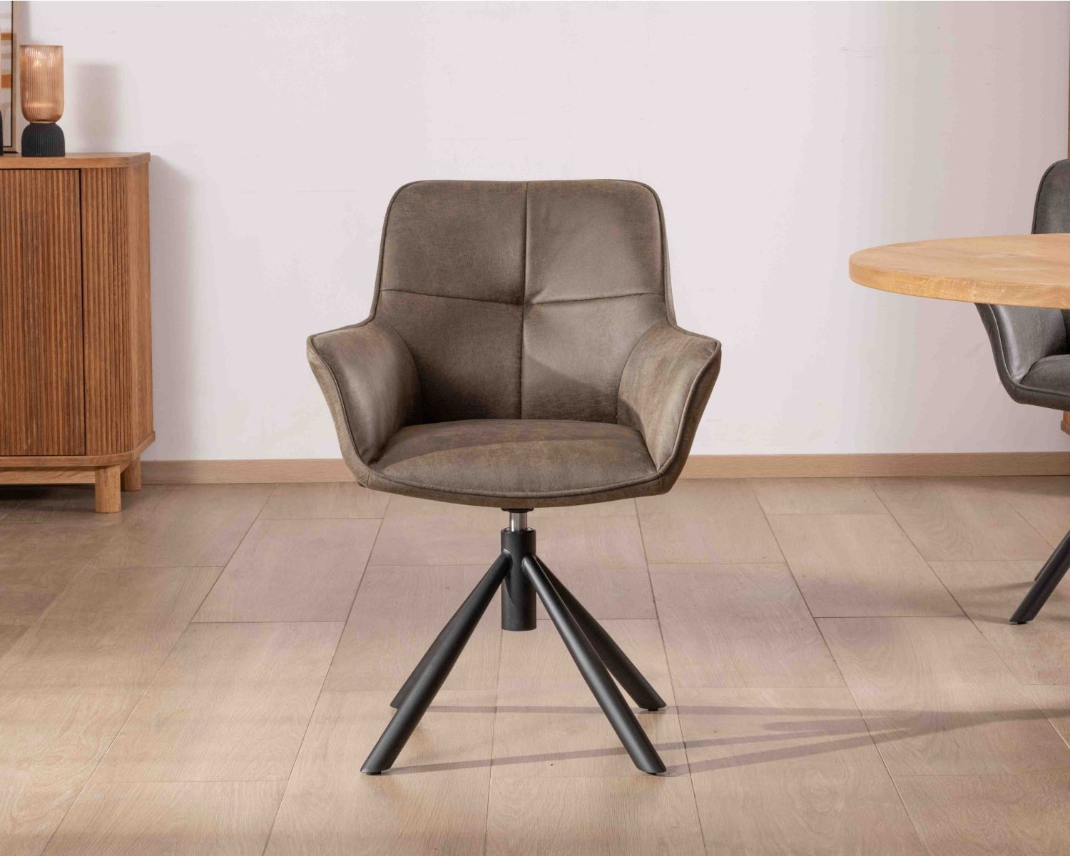 Lote de 2 sillas con reposabrazos y base giratoria «Ritchey», en tejido de microfibra de color caqui