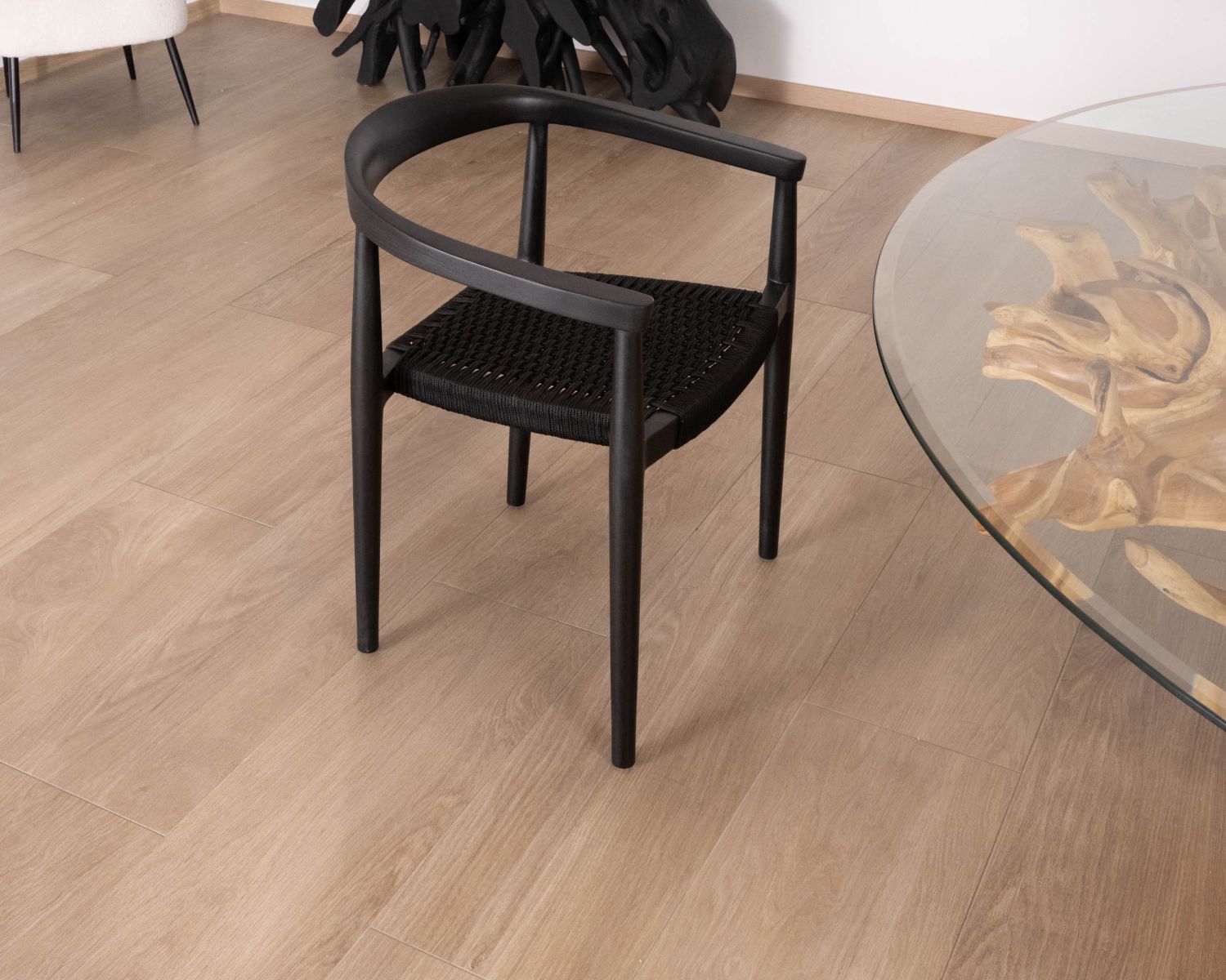 Juego de 4 sillas «Tiska» de líneas sencillas, en color negro, de madera y cuerda trenzada