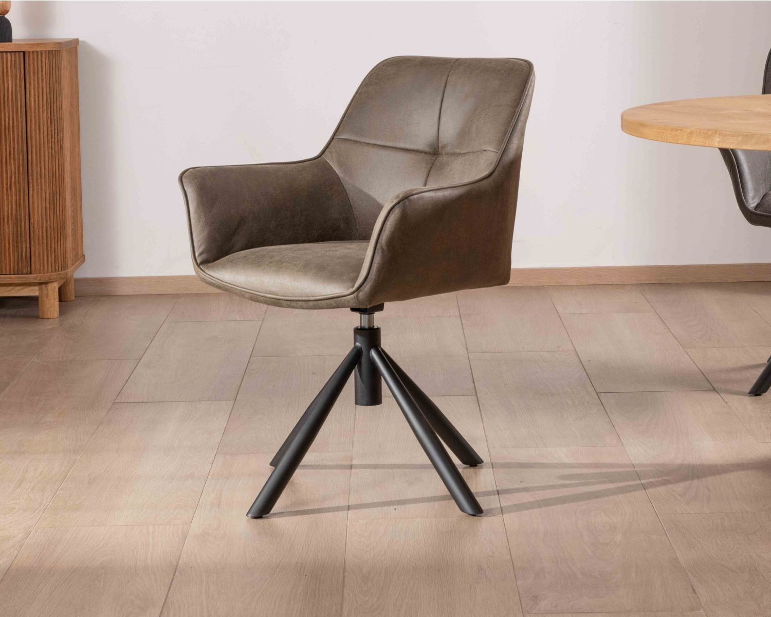 Lote de 2 sillas con reposabrazos y base giratoria «Ritchey», en tejido de microfibra de color caqui