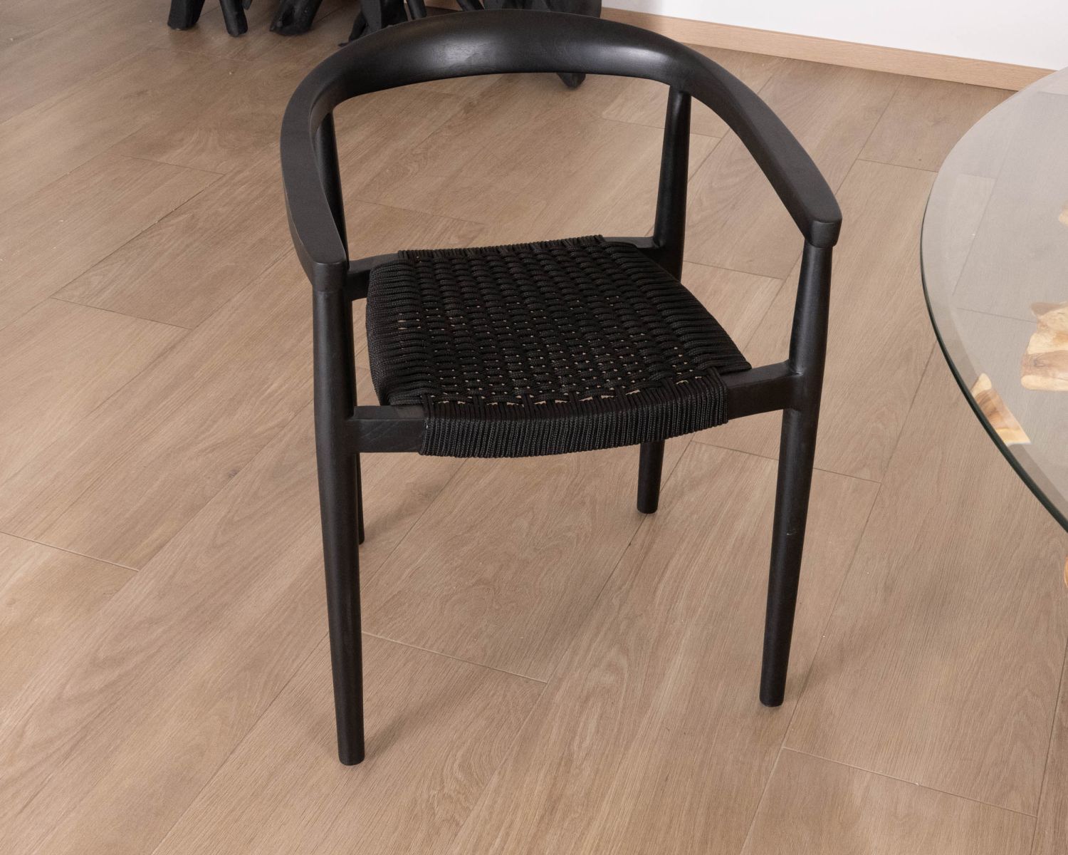 Juego de 4 sillas «Tiska» de líneas sencillas, en color negro, de madera y cuerda trenzada