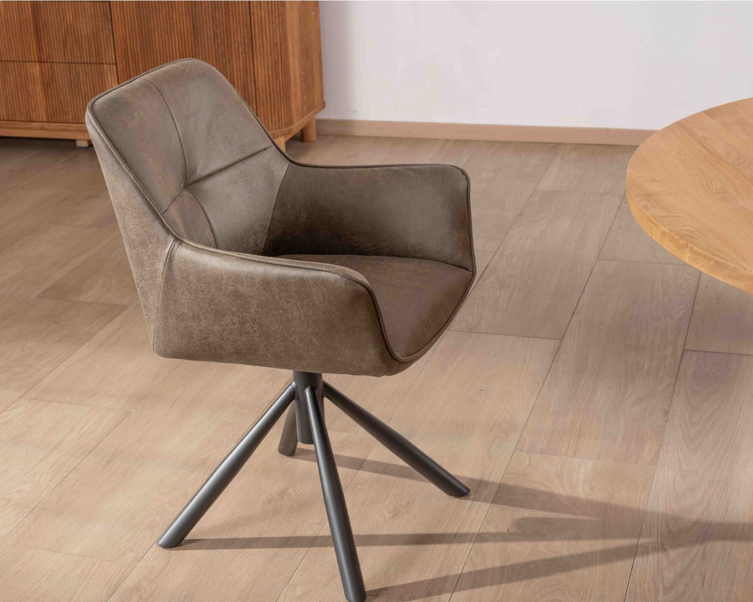 Lote de 2 sillas con reposabrazos y base giratoria «Ritchey», en tejido de microfibra de color caqui