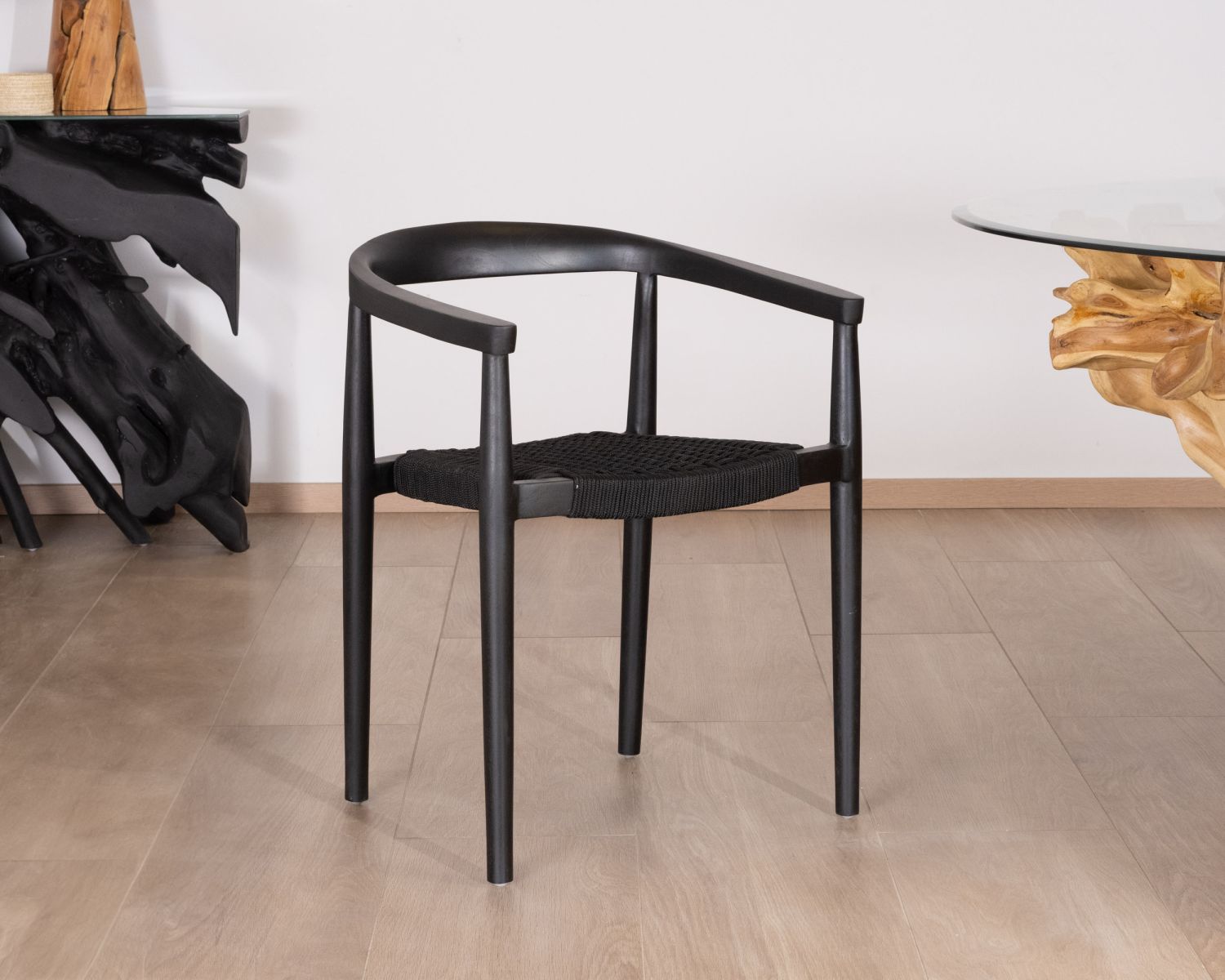 Juego de 4 sillas «Tiska» de líneas sencillas, en color negro, de madera y cuerda trenzada