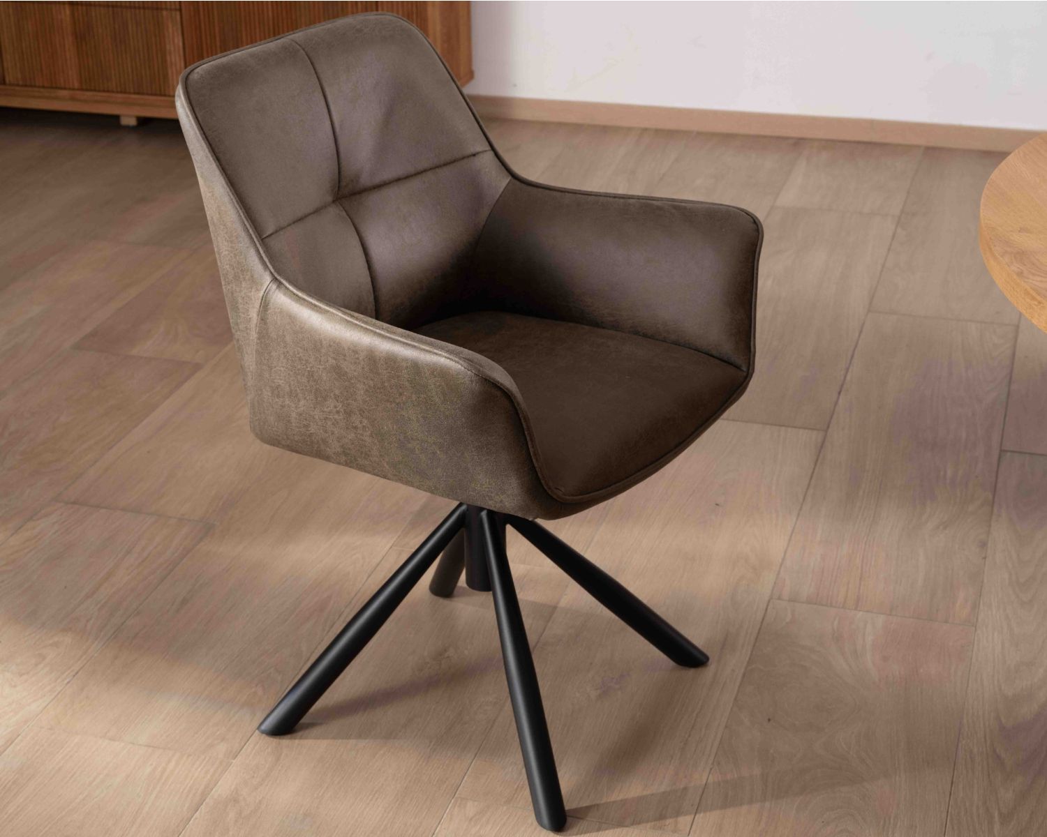 Lote de 2 sillas con reposabrazos y base giratoria «Ritchey», en tejido de microfibra de color caqui