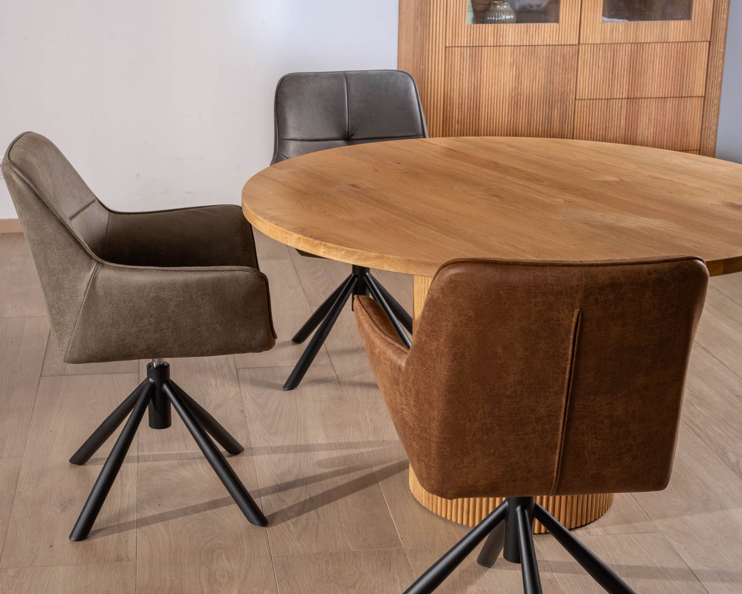 Mesita redonda de 130 cm con pata central acanalada de estilo retro «Winton»