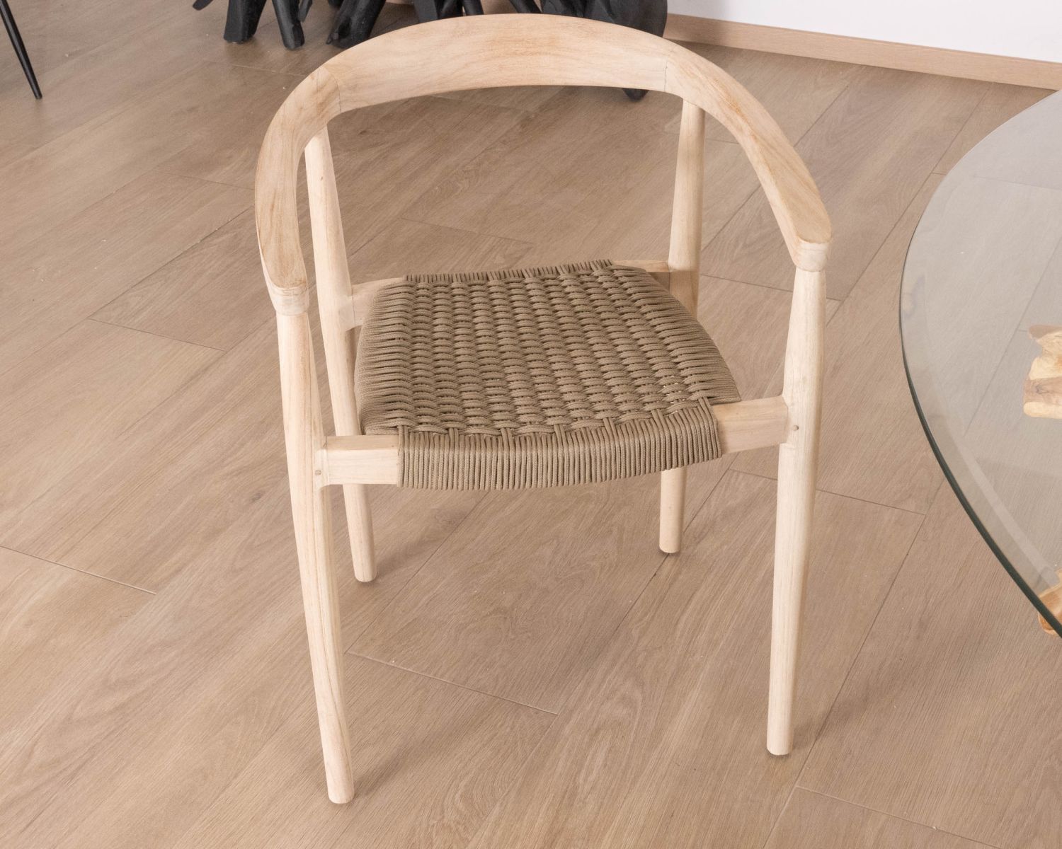 Juego de 4 sillas de teca natural con asiento trenzado «Tiska»