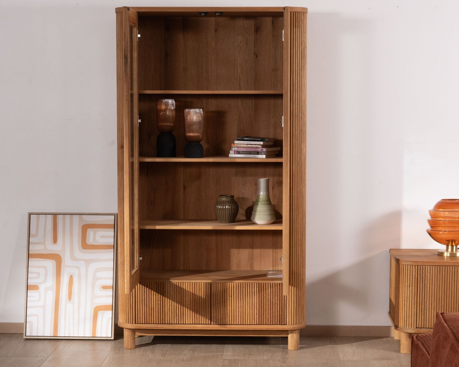 Vitrina con 2 cajones bajos de estilo retro «Winton», de roble aceitado con acabado gofrado