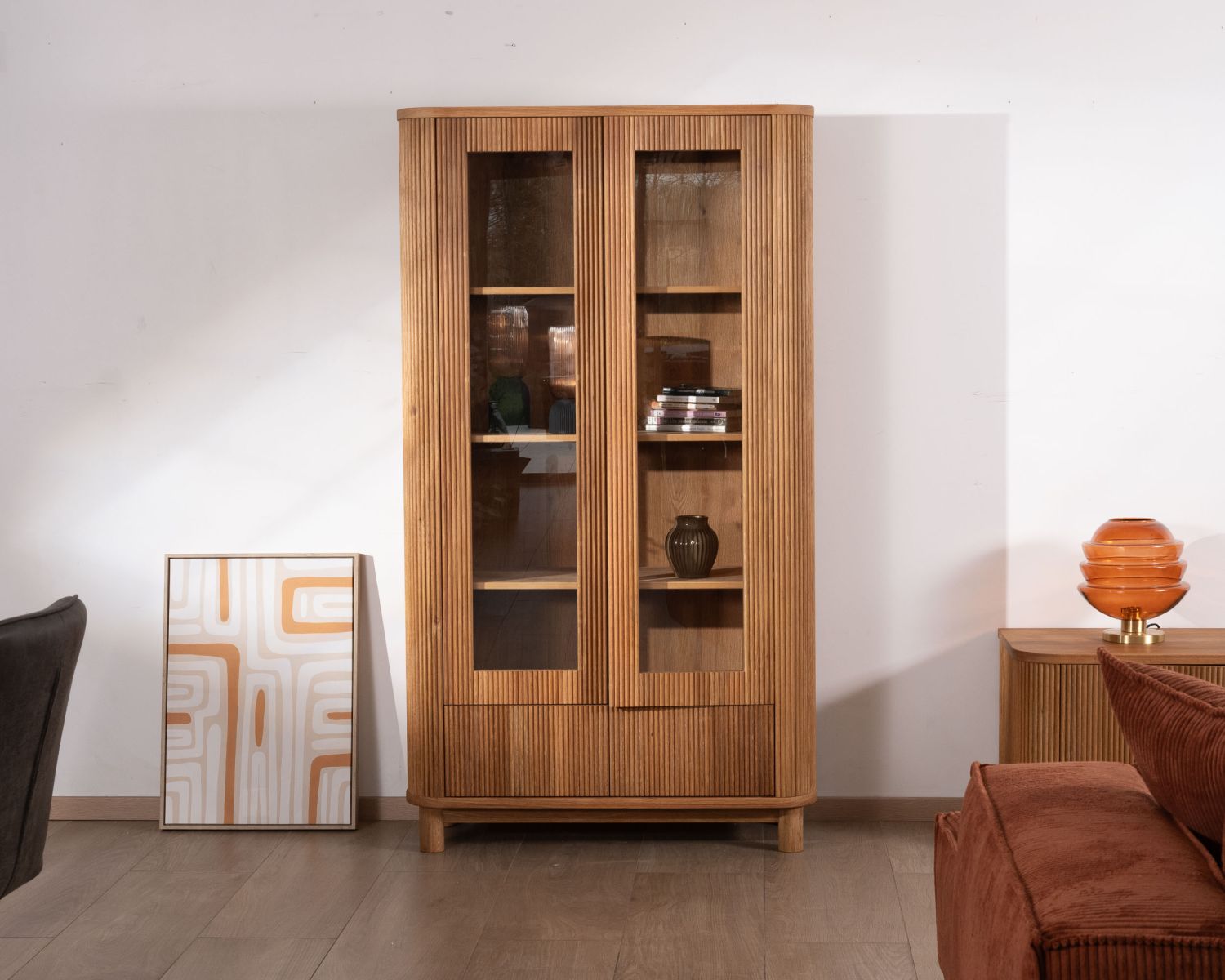 Vitrina con 2 cajones bajos de estilo retro «Winton», de roble aceitado con acabado gofrado