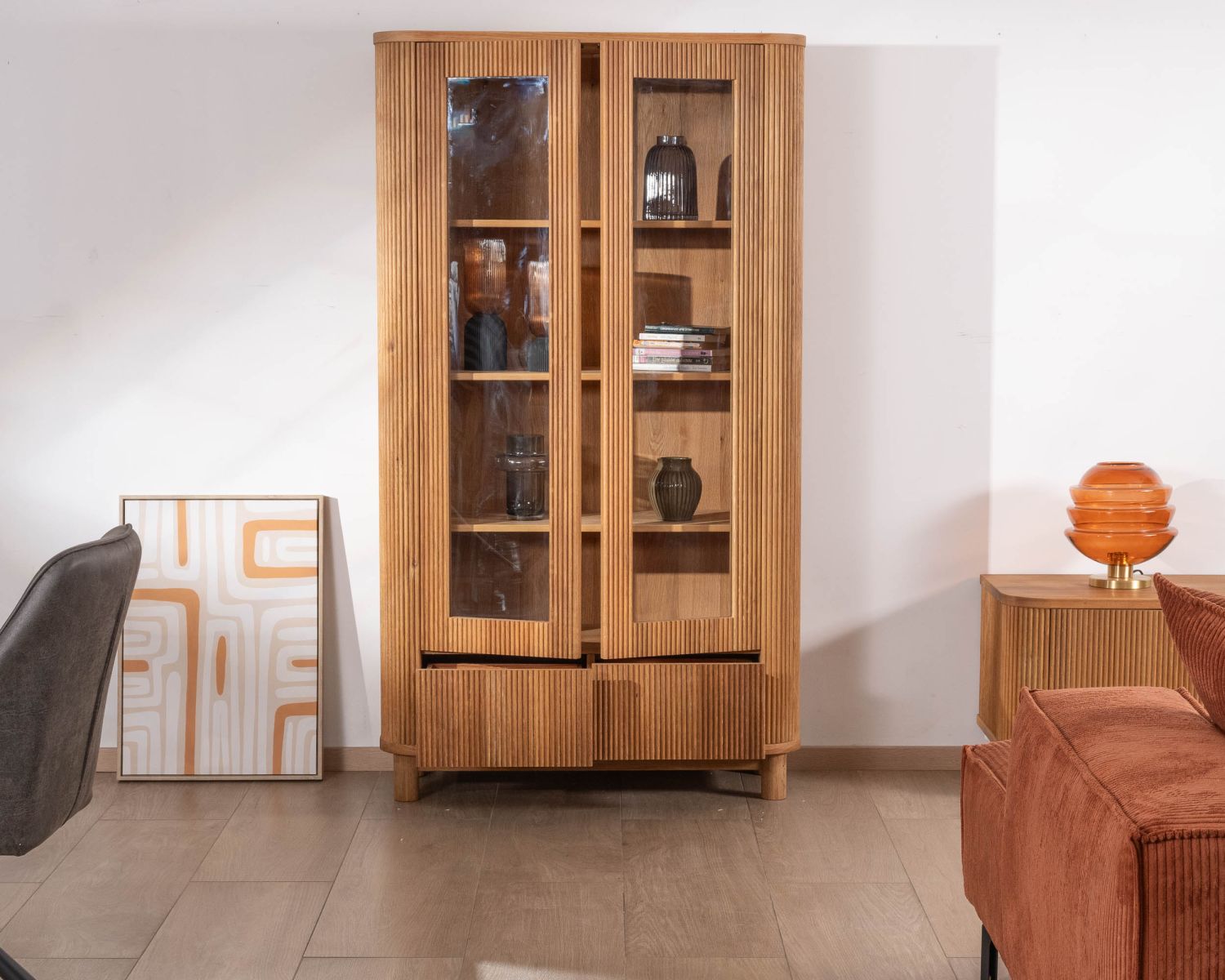 Vitrina con 2 cajones bajos de estilo retro «Winton», de roble aceitado con acabado gofrado
