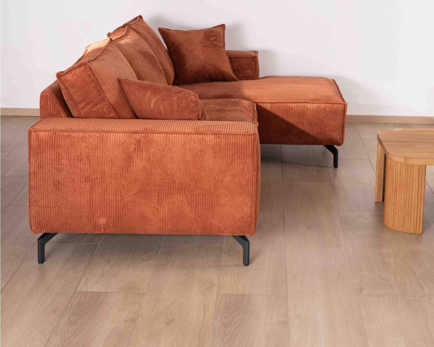 Sofá esquinero de terciopelo acanalado con chaise longue «Pueblo», con orientación y colores a elegir