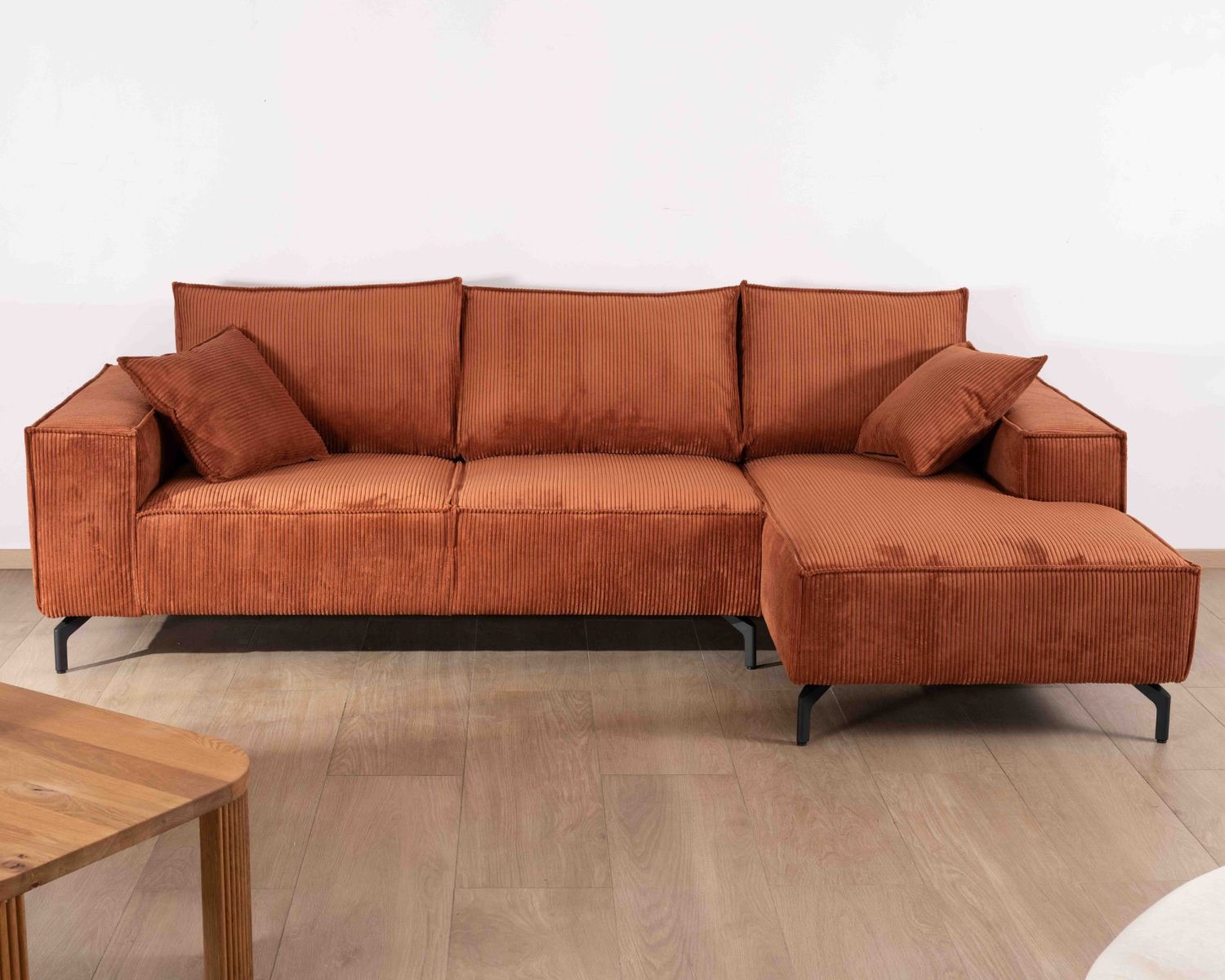Sofá esquinero de terciopelo acanalado con chaise longue «Pueblo», con orientación y colores a elegir