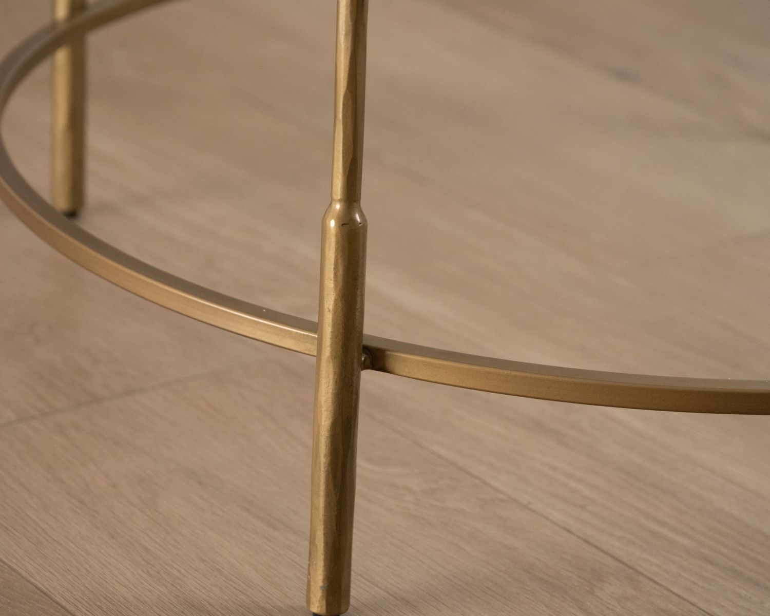 Mesa de centro redonda de 90 cm en latón dorado y tablero de cristal «Gilt Antique», de estilo contemporáneo y elegante