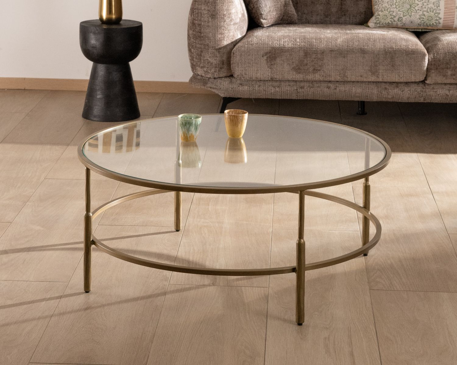 Mesa de centro redonda de 90 cm en latón dorado y tablero de cristal «Gilt Antique», de estilo contemporáneo y elegante