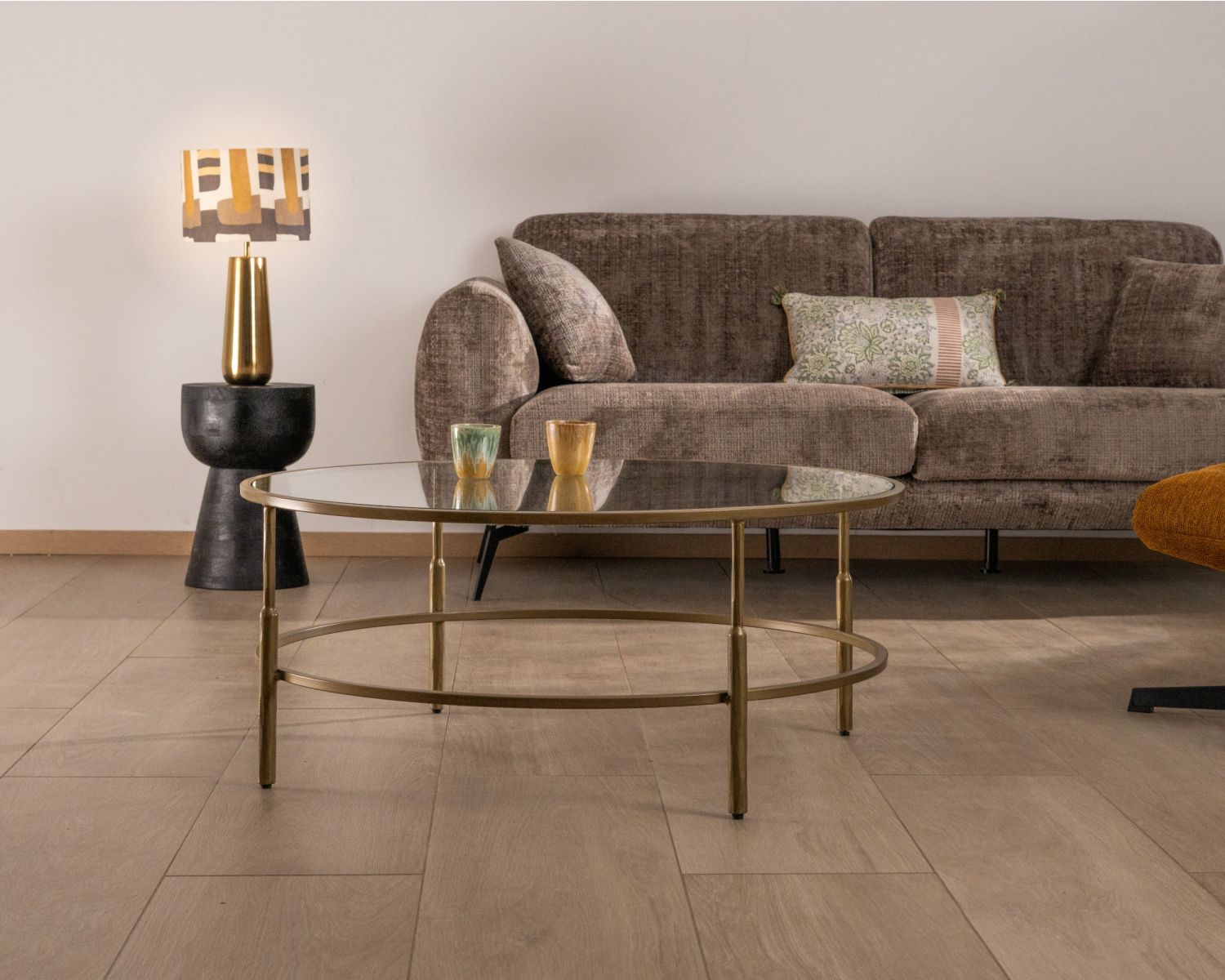 Mesa de centro redonda de 90 cm en latón dorado y tablero de cristal «Gilt Antique», de estilo contemporáneo y elegante