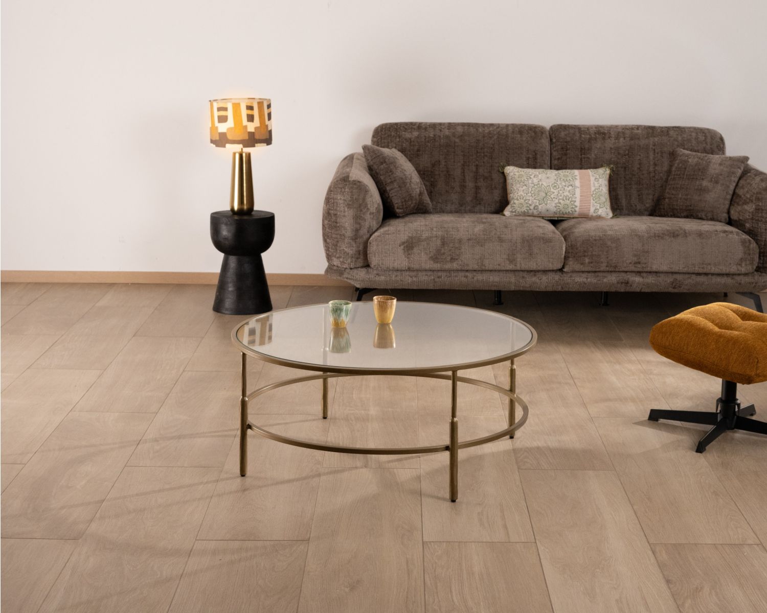 Mesa de centro redonda de 90 cm en latón dorado y tablero de cristal «Gilt Antique», de estilo contemporáneo y elegante