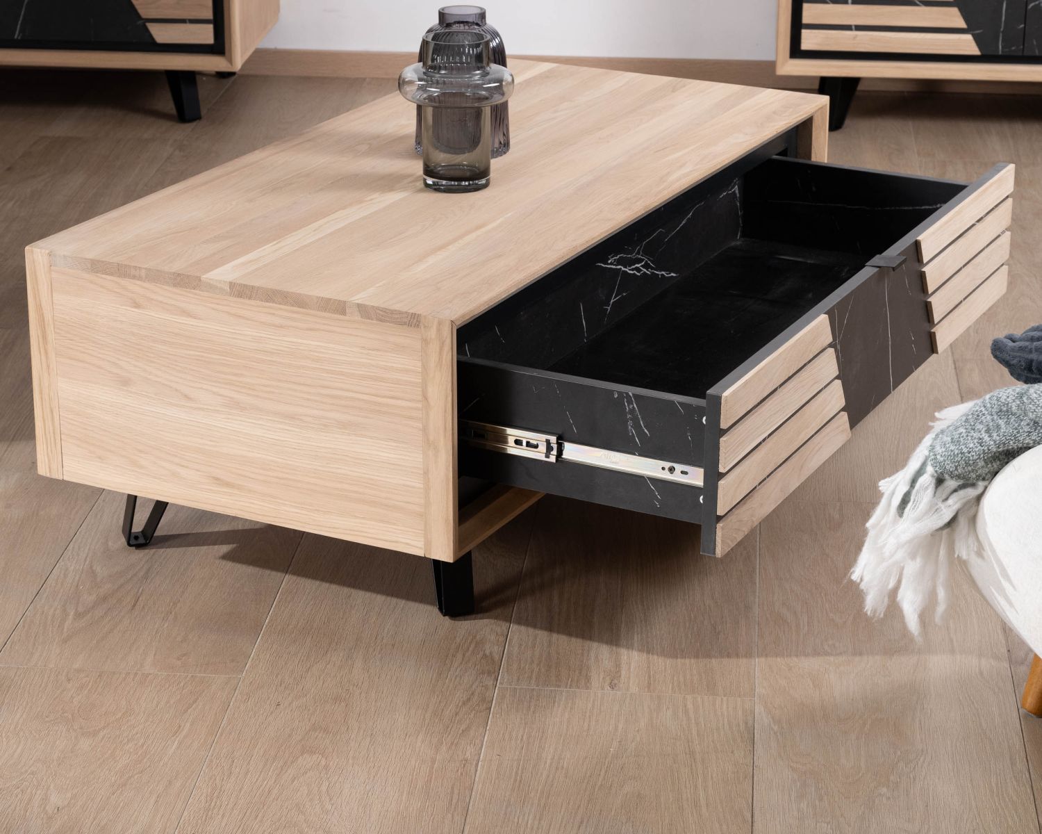 Mesa de centro rectangular con un cajón, de roble blanqueado y frente decorativo con efecto mármol «Storia»