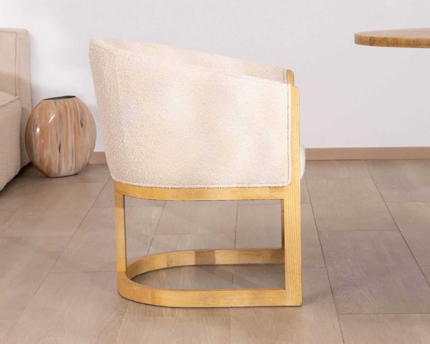 Silla de comedor envolvente de estilo retro chic «Isadora», en tela beige y madera 