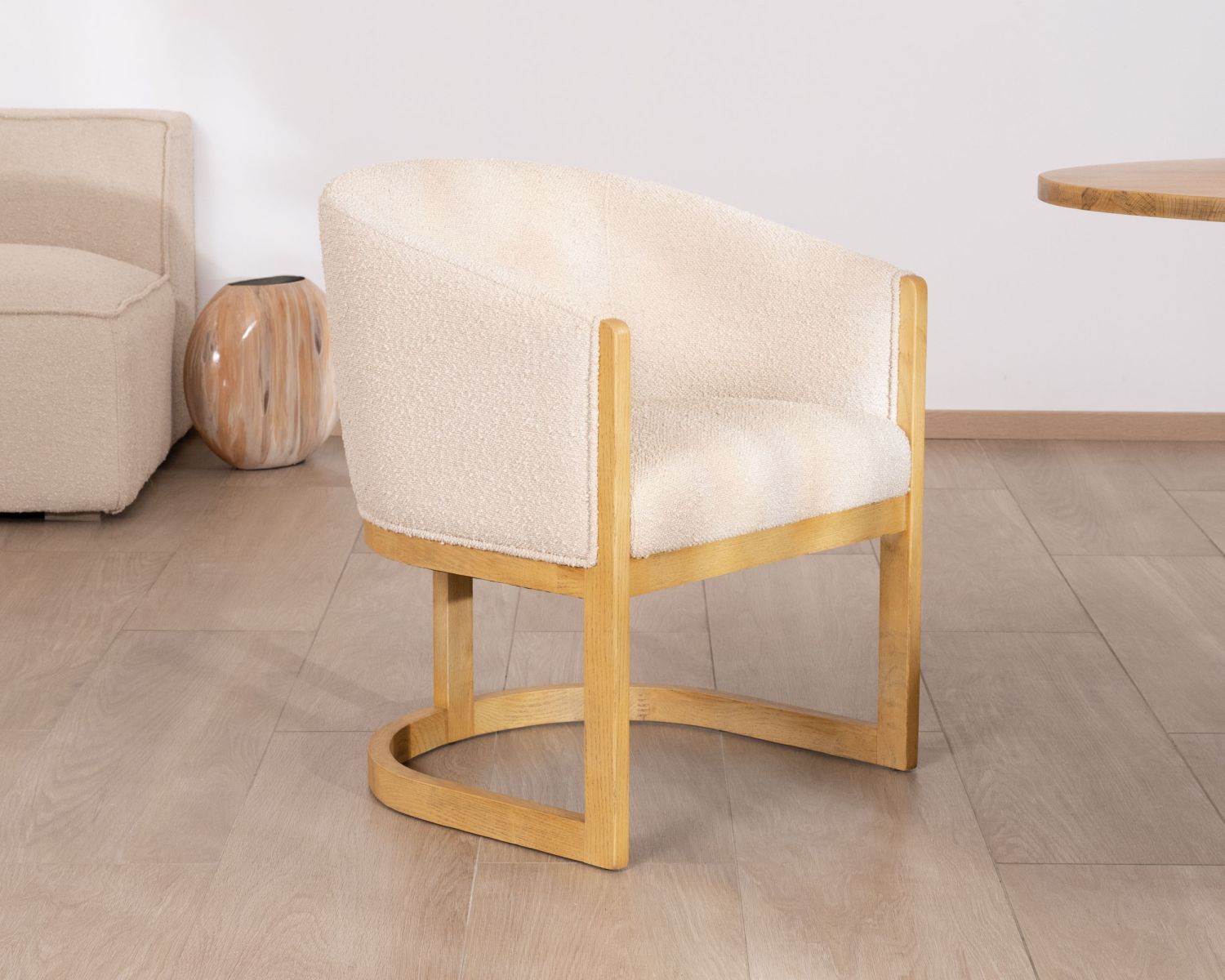 Silla de comedor envolvente de estilo retro chic «Isadora», en tela beige y madera 