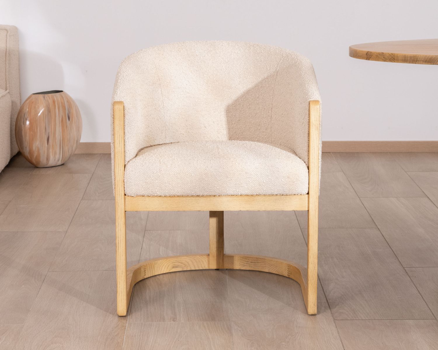 Silla de comedor envolvente de estilo retro chic «Isadora», en tela beige y madera 