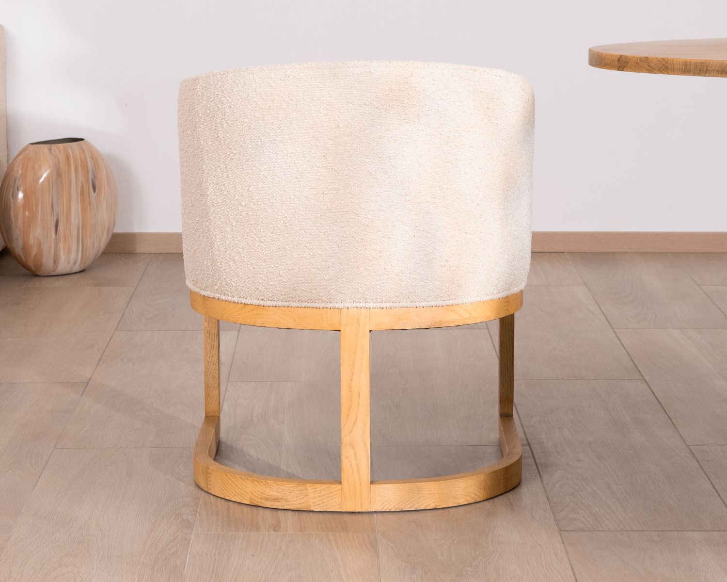 Silla de comedor envolvente de estilo retro chic «Isadora», en tela beige y madera 