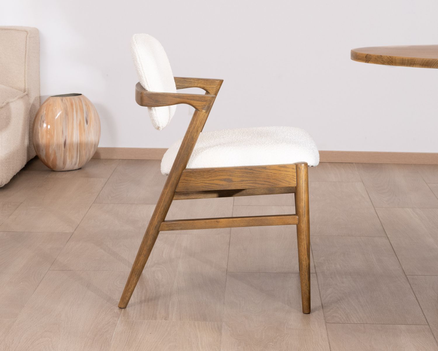 Silla de comedor de diseño en fresno oscuro y tejido bouclé «Isadora»