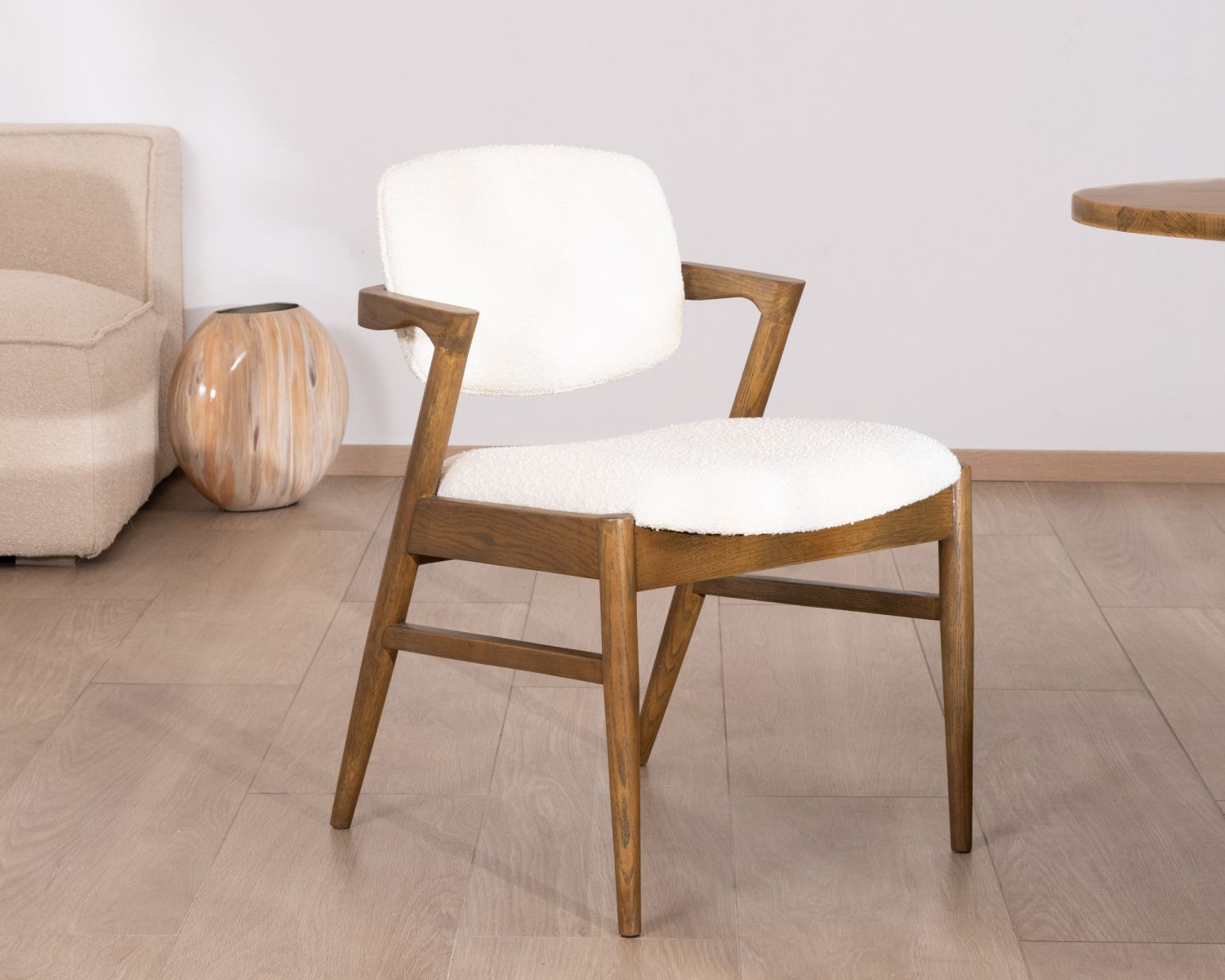 Silla de comedor de diseño en fresno oscuro y tejido bouclé «Isadora»