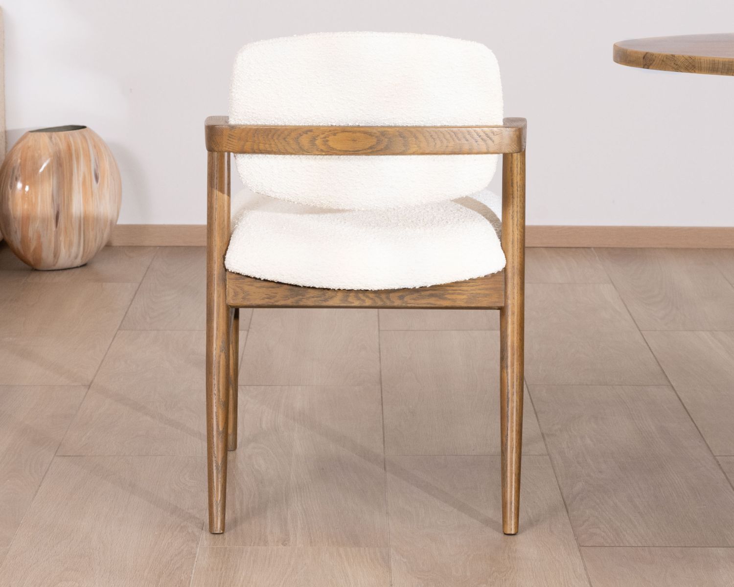 Silla de comedor de diseño en fresno oscuro y tejido bouclé «Isadora»