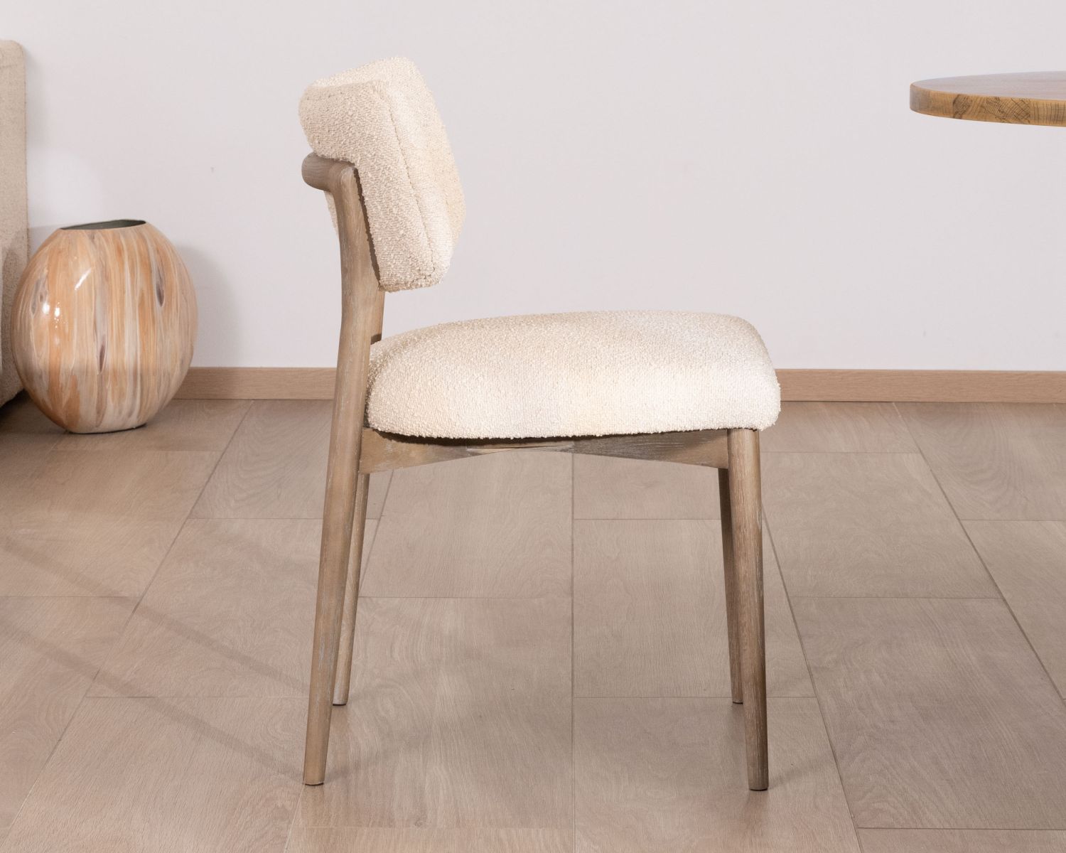 Lote de 2 sillas escandinavas de madera envejecida y tela de rizo beige «Isadora»