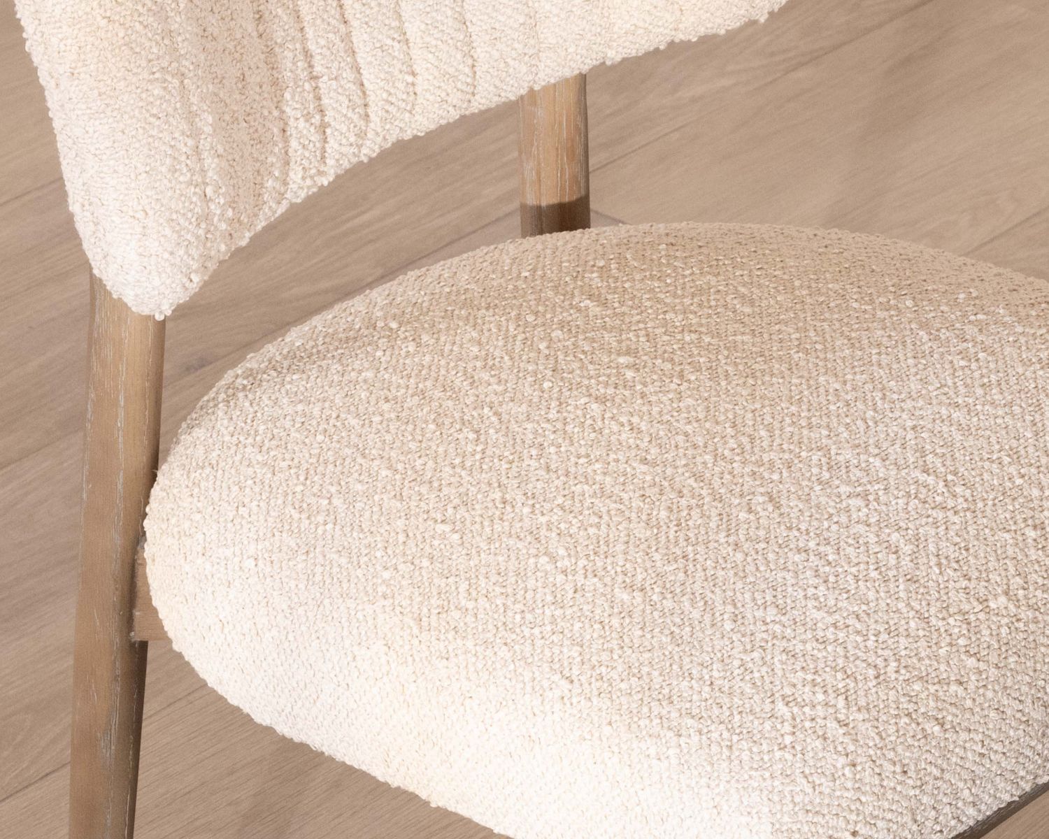 Lote de 2 sillas escandinavas de madera envejecida y tela de rizo beige «Isadora»