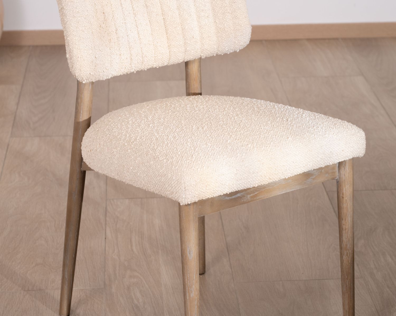 Lote de 2 sillas escandinavas de madera envejecida y tela de rizo beige «Isadora»