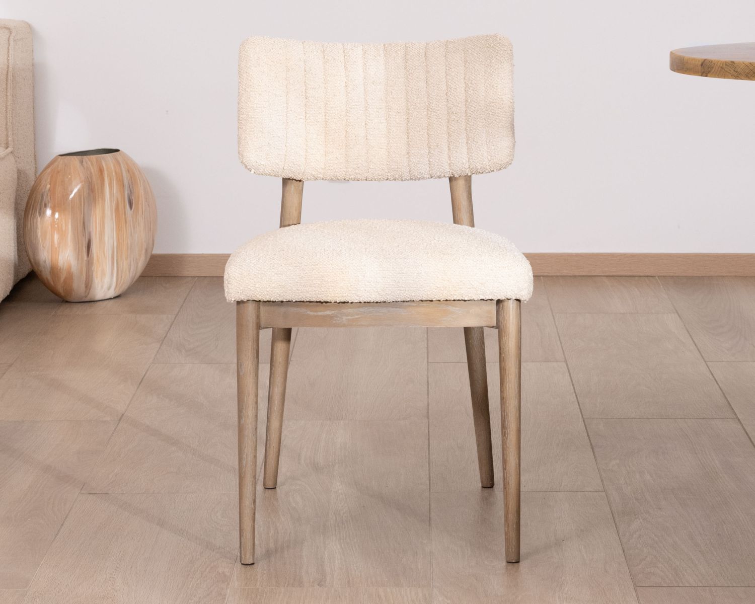 Lote de 2 sillas escandinavas de madera envejecida y tela de rizo beige «Isadora»
