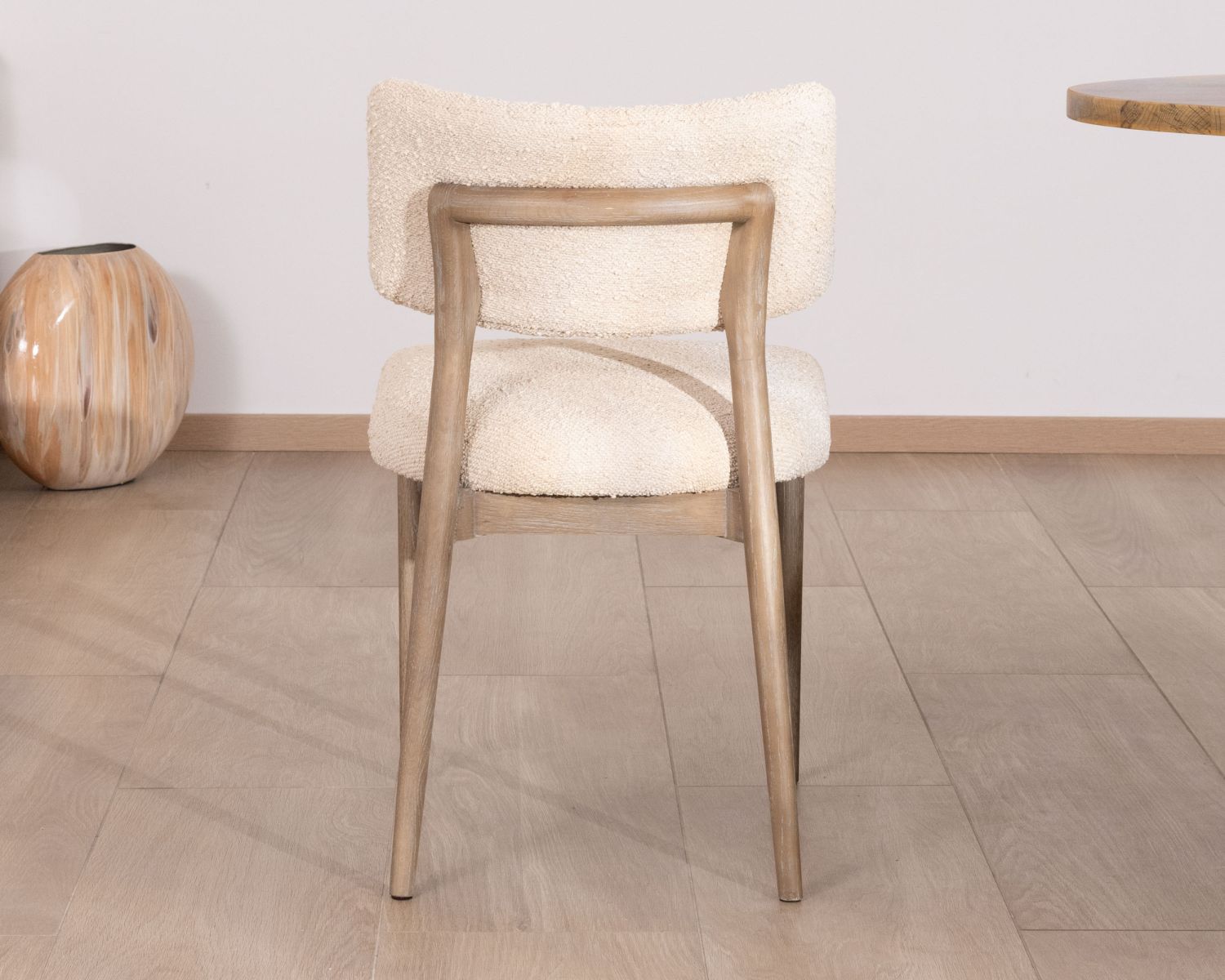 Lote de 2 sillas escandinavas de madera envejecida y tela de rizo beige «Isadora»
