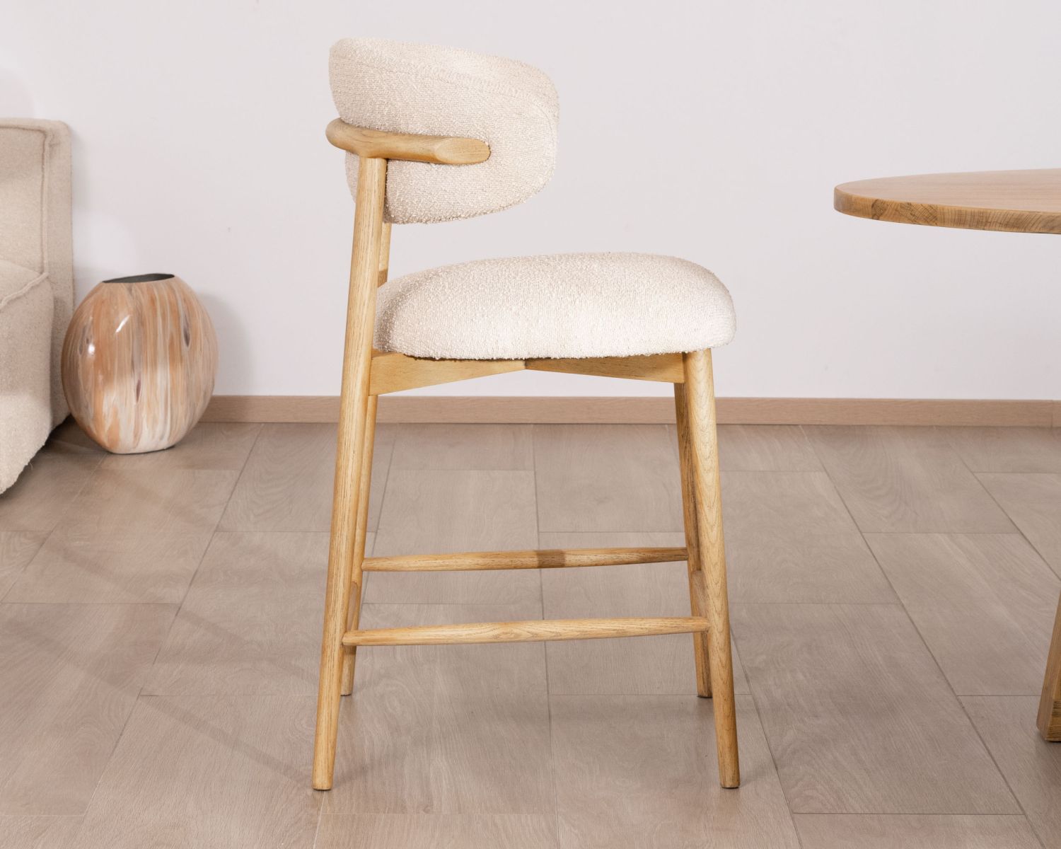 Trona de estilo escandinavo «Isadora», de madera y tejido bouclé