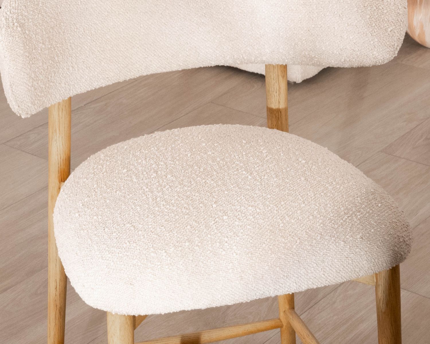 Trona de estilo escandinavo «Isadora», de madera y tejido bouclé