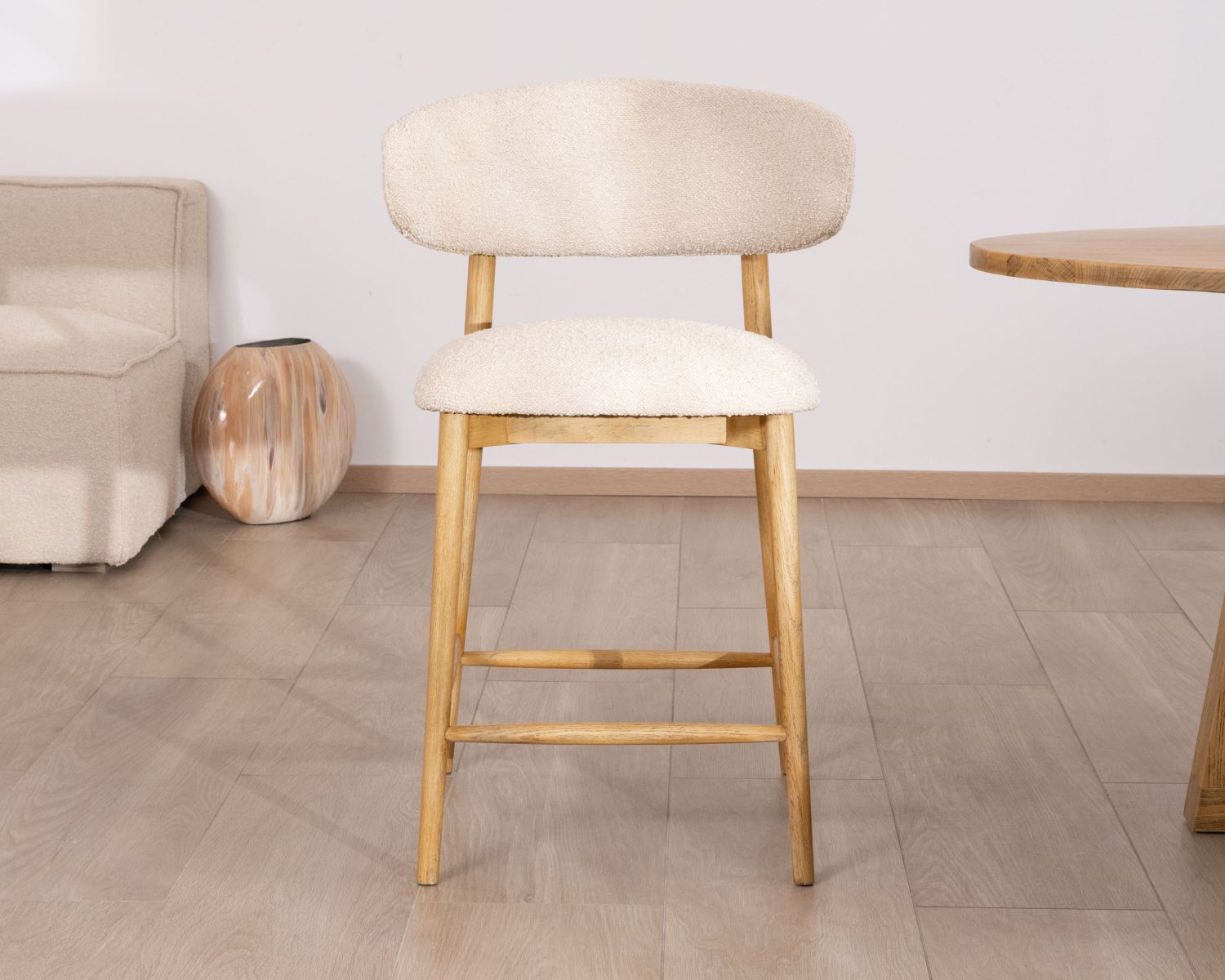 Trona de estilo escandinavo «Isadora», de madera y tejido bouclé
