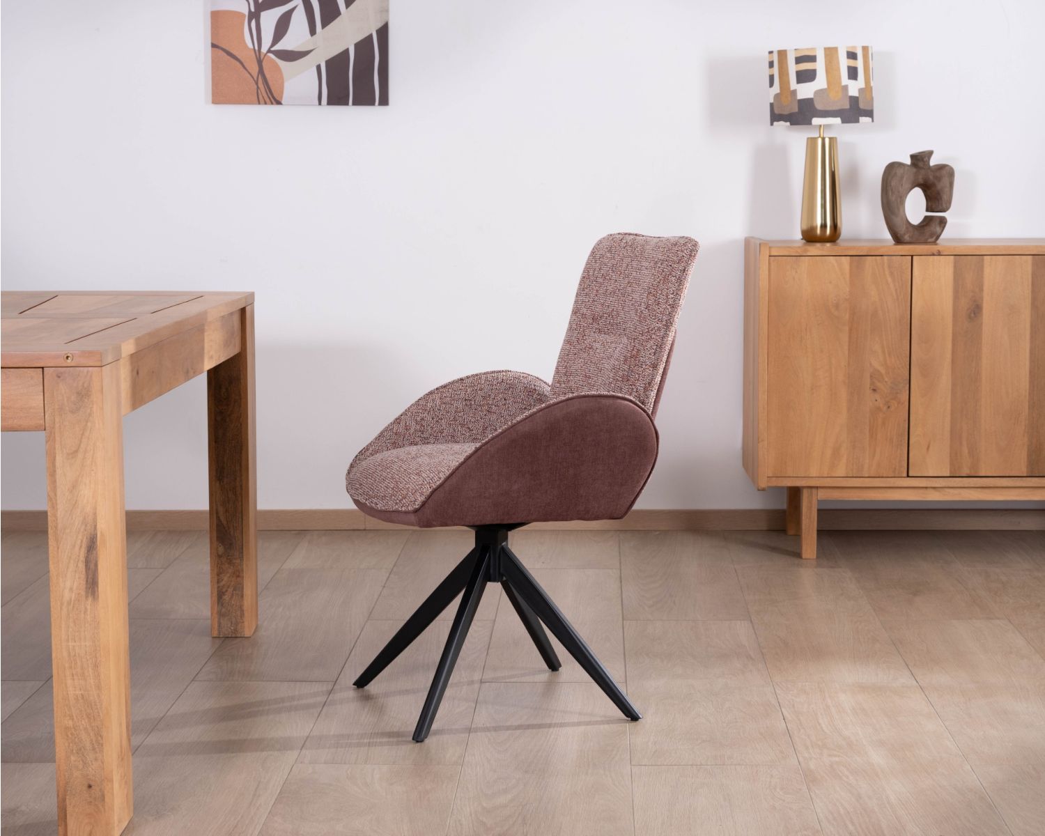 Lote de 2 sillas «Eddy» de tela bimaterial en color ciruela, con reposabrazos y base metálica giratoria