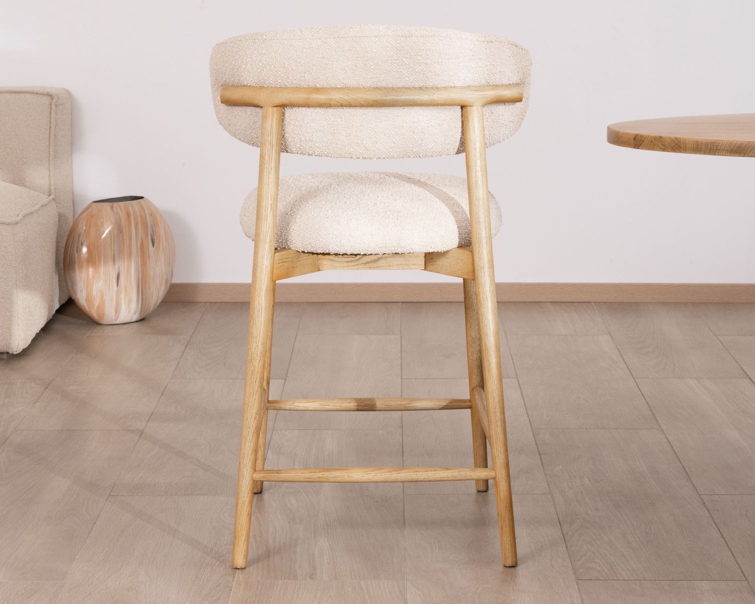 Trona de estilo escandinavo «Isadora», de madera y tejido bouclé
