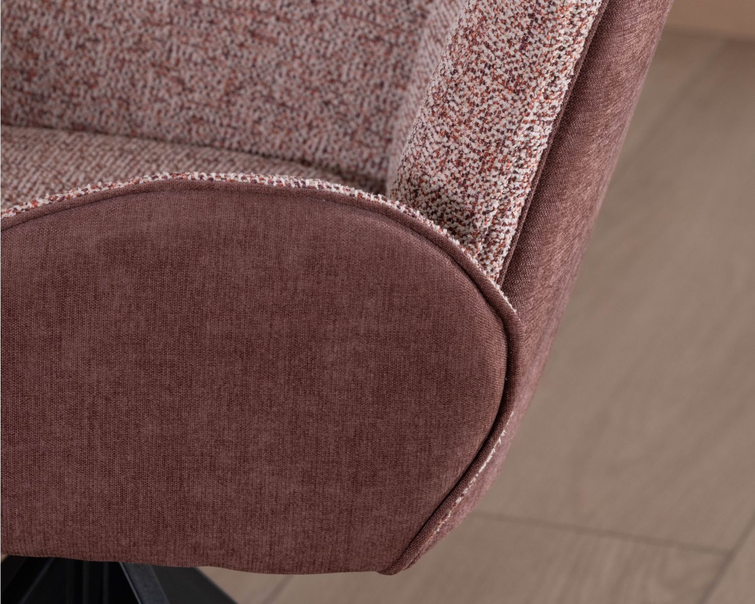 Lote de 2 sillas «Eddy» de tela bimaterial en color ciruela, con reposabrazos y base metálica giratoria