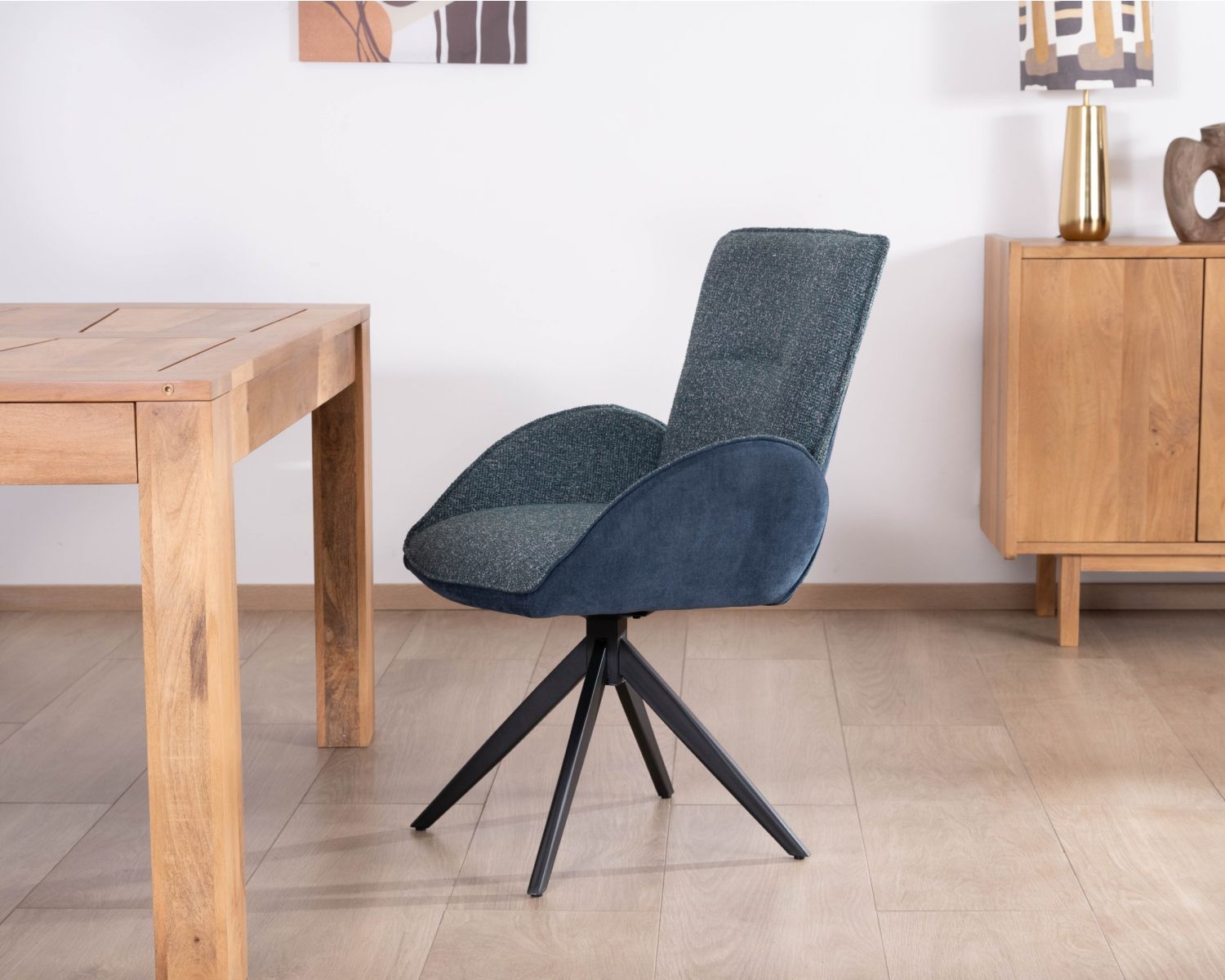 Lote de 2 sillas «Eddy» de tela de doble textura en azul oscuro, con reposabrazos y base giratoria de metal